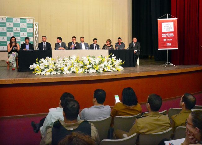 Encontro reuniu autoridades e representantes de 58 municípios para debater políticas de combate às drogas (Olavo Prazeres/16-10-15)