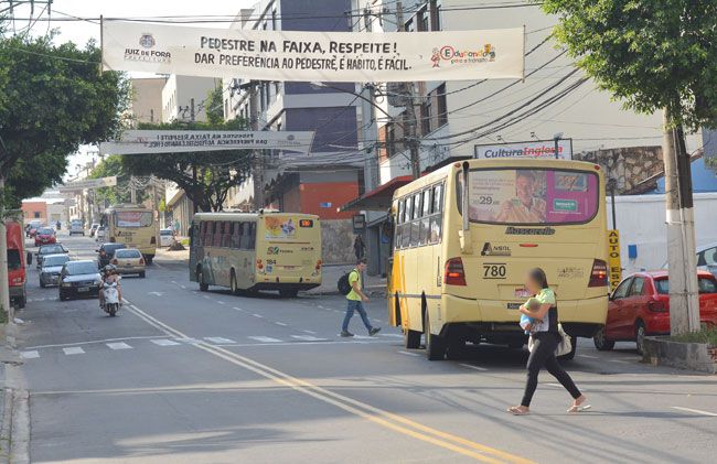 Pedestres ignoram campanha 2 Enquanto jovem atravessa na faixa, mulher com bebê no colo cruza a Andradas em local proibido (Marcelo Ribeiro/16-10-15)