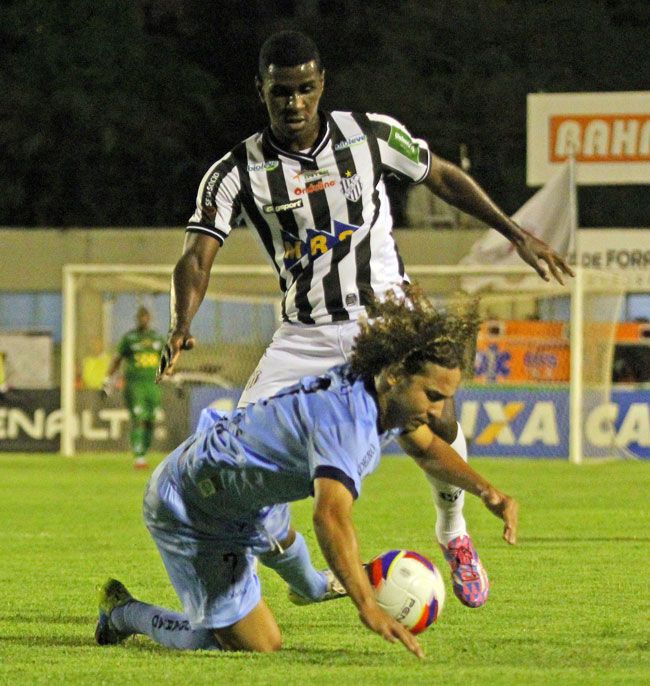 Dúvida na cabeça 2 Felipe Alves foi titular no último jogo (Felipe Couri/tupifc.esp.br/24-10-15)