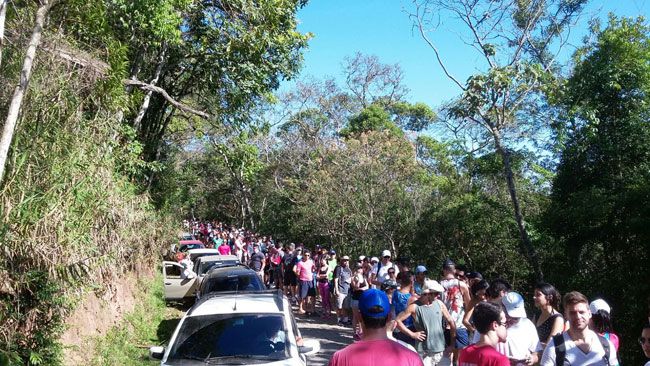 Limite estendido para atender aos visitantes 2 Filas enormes de pessoas e carros causam tumulto na porta do Parque de Ibitipoca (Eduardo Júnior/11-10-15)