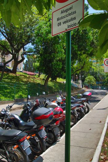 Vagas de motofretes são desrespeitadas 2 Flagrante de estacionamento irregular em frente à Catedral (FERNANDO PRIAMO)