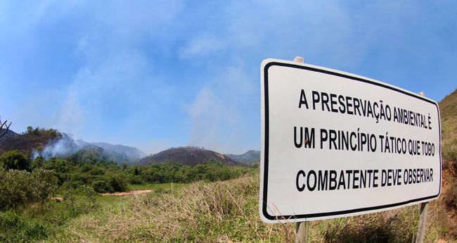 Fogo começou por volta das 7h em área de difícil acesso, mas cinzas se espalharam por toda a cidade (Fernando Priamo/15-10-15)