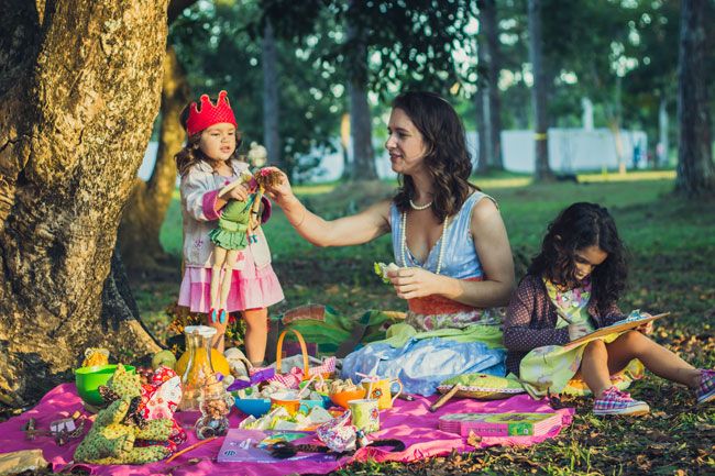FOTOS ARQUIVO PESSOAL Gabi proporciona experiências como piquenique para as filhas Helena e Manu, que participam dos preparativos