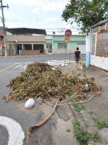Lixo acumulado no Mundo Novo 2 Galhos e sacolas com lixo na Rua Acre (Marcelo Ribeiro/26-10-15)