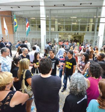 Grupo se reuniu em frente ao fórum para pressionar colegas a aderirem ao movimento (Marcelo Ribeiro/22-10-15)