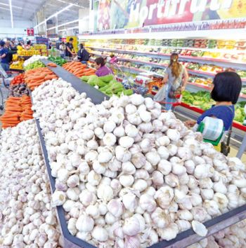 Alimentos sobem mais que inflação 3 Índice de reajuste do alho também é elevado, chegando a 54% (LEONARDO COSTA/28-10-15)