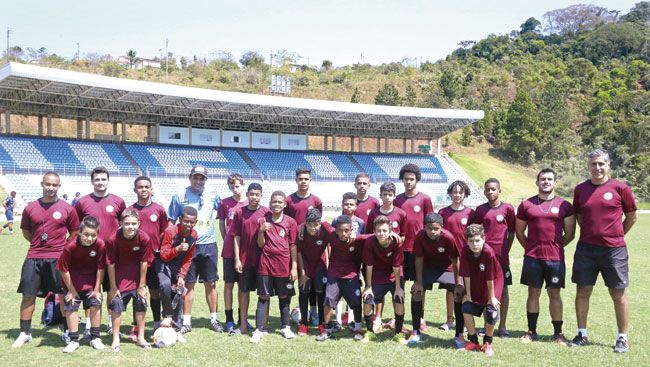 Deixa o menino jogar 2 Leston Júnior (de azul), técnico do Tupi, em visita ao projeto da UFJF: falta interação (Leonardo Costa/tupifc.esp.br/24-09-15)
