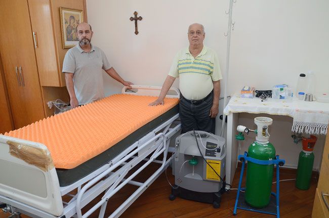 A luta no limite entre a vida e a morte 3 Marcelo e o pai Evangelista montaram em casa estrutura hospitalar para cuidar de Ephigênia (ROBERTO FULGêNCIO/14-10-15)