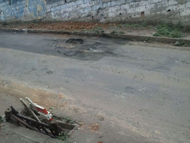 Morador reclama de buracos e calçada de terra na Rua Nicomédes Pereira Almeida