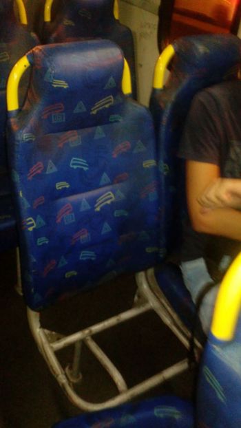 Passageiros denunciam má conservação de ônibus 4 Moradores flagram banco sem assento em coletivo (douglas ezídio)