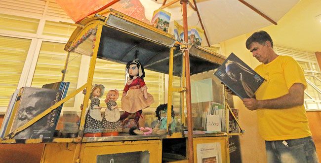 Museólogo José Augusto de Paula Pinto mostra Muquifoca, projeto itinerante de museu em favela de Belo Horizonte
