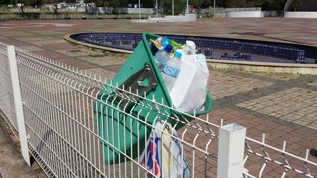 Na Praça Cívica, fonte está sem água e lixo se acumula (Luciano Leal)