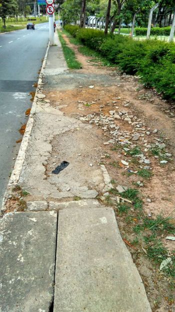 Pedestre reclama do passeio em trecho da Deusdedith Salgado