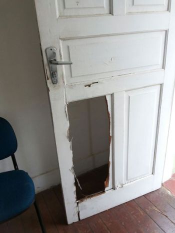 Ação de arrombadores deixa bairro inseguro 2 Porta de escritório na Rua Paula Lima foi arrombada com talhadeira (Leonardo Iung)