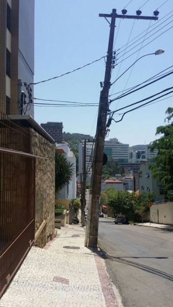 Poste tombado na Rua Francisco Vaz de Magalhães