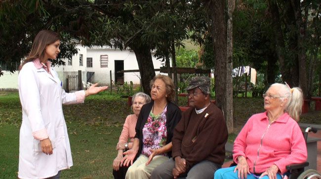 Cem anos de história e dedicação aos idosos 3 Psicóloga Monaliza Torres conversa com os idosos e ressalta atendimento humanizado no abrigo (Bárbara Riolino)