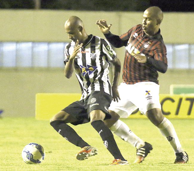 Superação é a palavra 2 Vinícius Kiss e a marcação pesada de Walter no Mário Helênio, em abril (Leonardo Costa)
