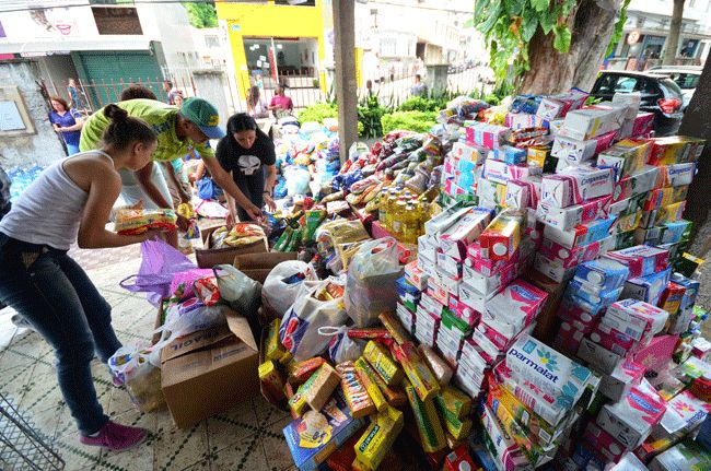Quase 2 toneladas de alimentos recolhidas 2 Alimentos e itens de higiene serão doados para instituições de JF, enquanto água vai para Governador Valadares (Olavo Prazeres/27-11-15)