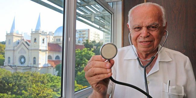 Amor à profissão e acolhida de pacientes mantêm o médico Walter de Campos, 80 anos, na ativa: 