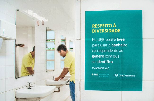 Cartazes pedem respeito à diversidade na instituição (Caique Cahon)