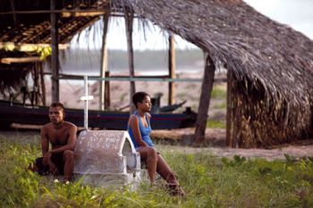 Casal de vila pacata tem a vida transformada com a chegada de pesquisador (Divulgação)