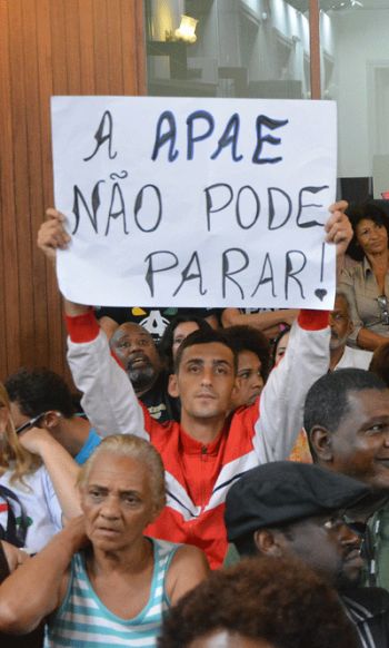 Apae faz protesto contra atraso da PJF 2 Cerca de cem pessoas participaram do manifesto no plenário do Legislativo (Marcelo Ribeiro/17-11-15)