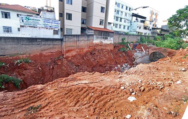 Vizinhança de praça teme erosão 2 Com as últimas chuvas, erosão chegou próximo a muro de prédio na divisa com a Praça Padre (Léo Leonardo Costa/10-11-15)