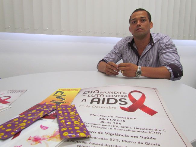 Coordenador do Programa DST/Aids em JF, Oswaldo dos Santos, alerta contra a banalização do sexo desprotegido (guilherme arêas)