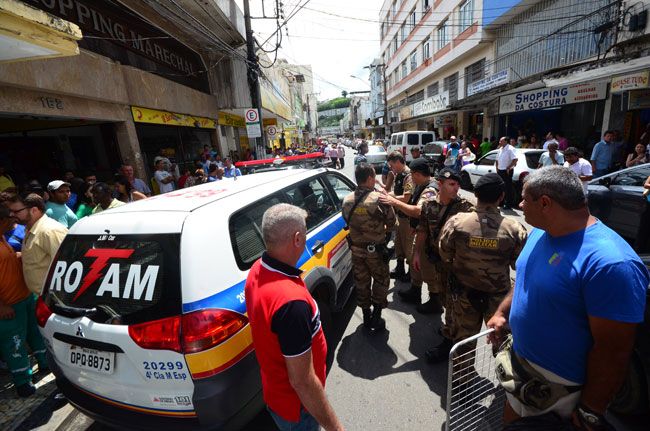 Curiosos acompanham trabalho da polícia após bandidos tentarem roubar R$ 55 mil em loja (Olavo Prazeres/30-11-15)