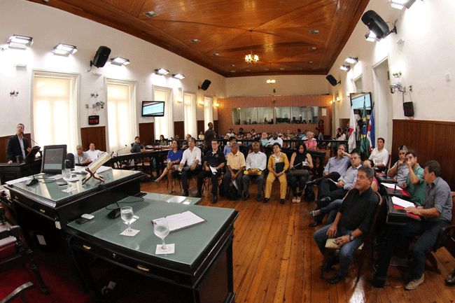 Audiência alerta para aumento das tarifas 2 Debate no plenário da Câmara reuniu vereadores e representantes da PJF (Fernando Priamo/16-11-15)