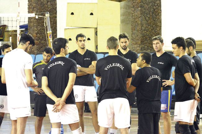 JF reencontra o Minas hoje 2 Fadul conversa com os jogadores da equipe (Marcelo Ribeiro)