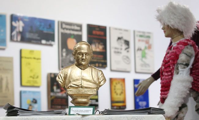 Figurinos e cartazes de peças de teatro realizadas no Teatro Academia 