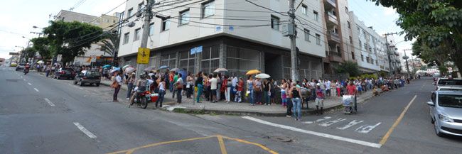 Sem limites para a devoção 5 Filas viravam quarteirões no Morro da Glória, com aglomerações de crianças, adultos e idosos na Avenida dos Andradas, Edgar Quinet, Dom Lasagna, entre outras vias do bairro (Marcelo Ribeiro/10-11-15)