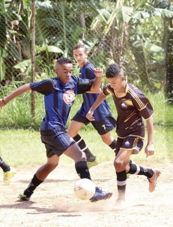 Escolas rurais em confraternização 2 Futebol foi um dos esportes disputados ontem na ASE (FERNANDO PRIAMO/19-11-15)