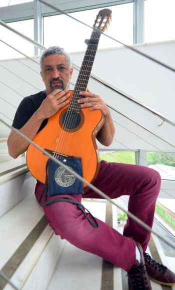 Foto: Olavo Prazeres integrante do duolhodagua alexandre moraes diz que a ligacao com outras expressoes artisticas resultou na invencao de moda do projeto grafico de circo cigano