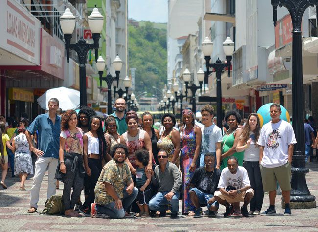 MARCELO RIBEIRO Integrantes do movimento Denigra JF usam elementos da cultura para combater o preconceito