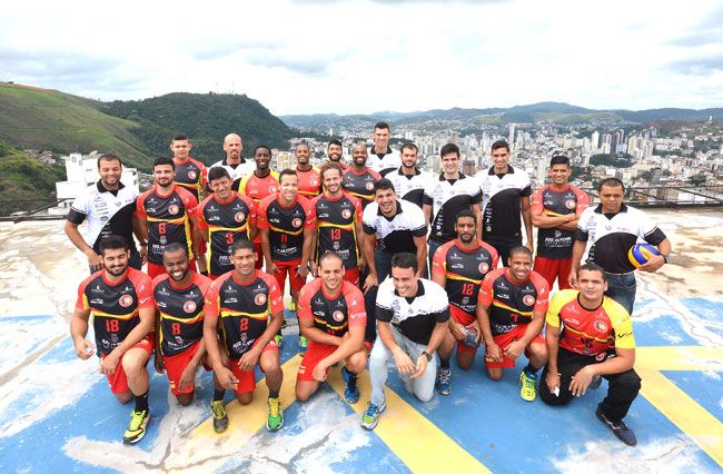 A grande família 2 Jogadores do JF Vôlei e da ADJF posam no heliponto do Independência Trade (MARCELO RIBEIRO/25-11-15)