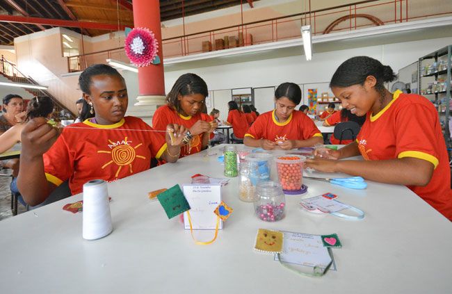 Adolescentes celebram Dia da Gentileza 2 Jovens da Casa da Menina Artesã produzem cartões bordados para serem distribuídos hoje (Marcelo Ribeiro/12-11-15)