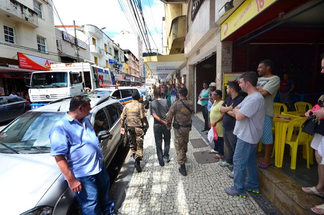 Ladrão que fugiu pelo telhado foi preso na Rua Fonseca Hermes; comparsa foi pego no Ladeira (Olavo Prazeres/30-11-15)