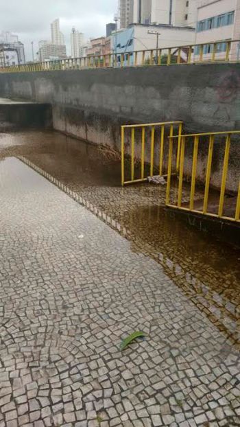 Leitor registra água empoçada na passagem de pedestres e nas canaletas do Mergulhão (Fotos Luiz Gonzaga Nunes)