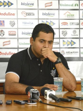 'Acho difícil ele ficar' 2 Leston está pensando sobre a proposta feita (Marcelo Ribeiro)