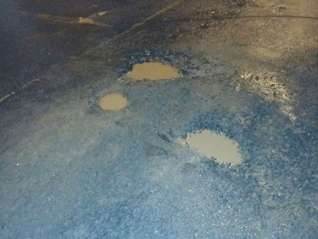 Morador reclama da qualidade do asfalto na Rua Senador Feliciano Pena (Diogo Barros)