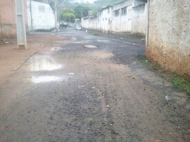 Rua no Poço Rico fica sem asfalto após obra 2 Moradores pedem que asfalto da Rua Claudio Martins Chaves seja refeito (Adilson Costa Egídio)