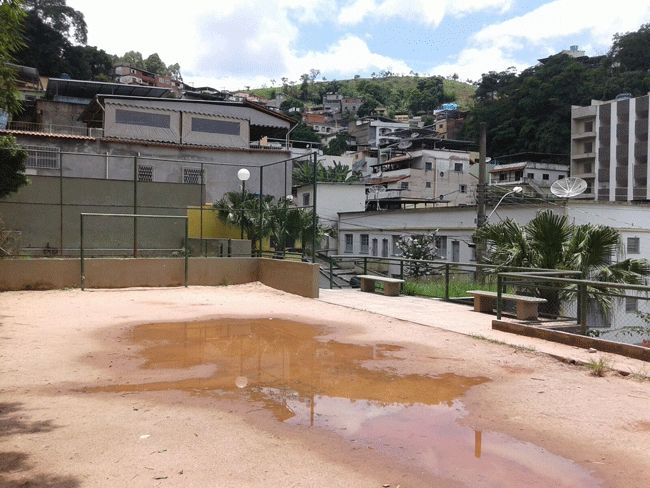 Moradores reclamam de poça d'água e poste danificado em praça do Aracy