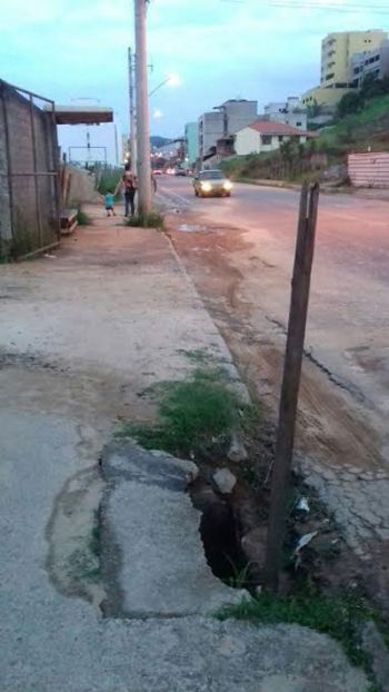 Moradores temem acidentes em bueiro na Rua Paulo Affonso Tristão