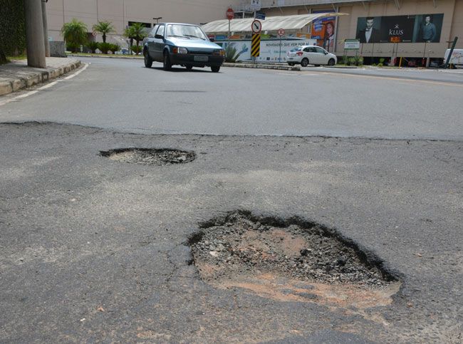Buracos em rua do Cascatinha 2 Motoristas precisam ter atenção aos buracos na Rua Luiz Gonzaga de Araújo Evangelista (Marcelo Ribeiro/29-10-15)