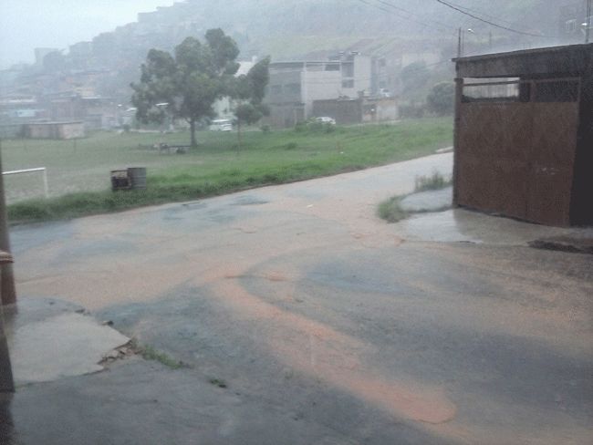 No São Dimas, bocas de lobo entupidas impedem o escoamento de água da chuva 