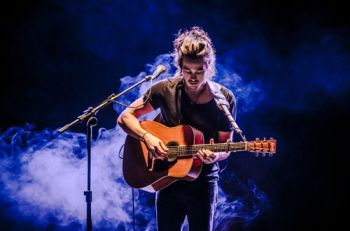 Ele está de volta 2 Novo trabalho do cantor brasiliense é marcado pelas letras em português, principal mudança para os álbuns anteriores (Divulgação)