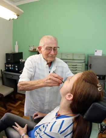 O dentista Robson Piazzi, de 85 anos, vai diariamente ao consultório: 'não consigo ficar parado' (Fernando Priamo/08-10-15)