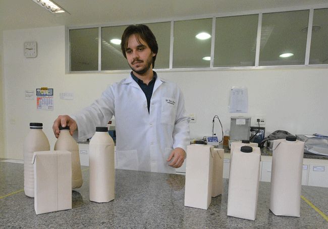 Embalagens de leite interferem no desperdício 3 O farmacêutico Igor Rosa Meurer analisou todas as embalagens encontradas no mercado (Marcelo Ribeiro/24-11-15)